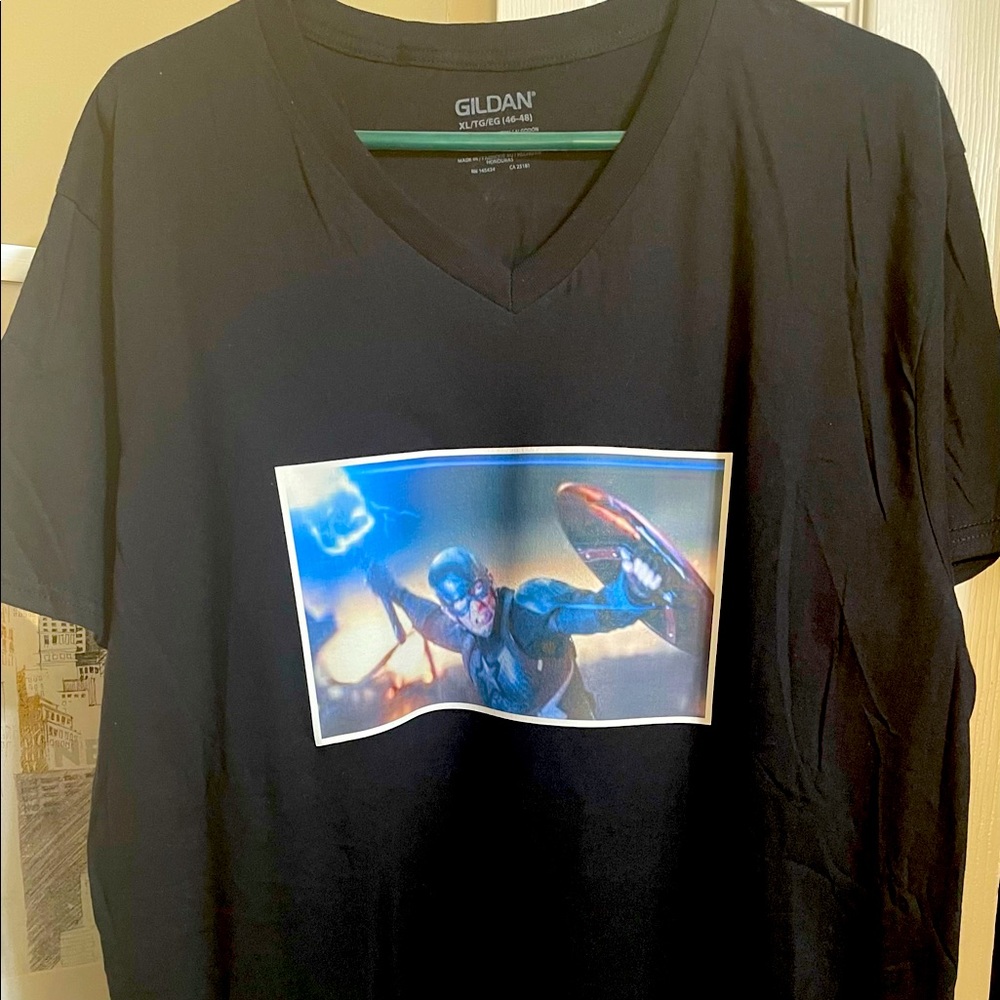 Men’s 1Xl Gildan T-shirt with Design in Black and white